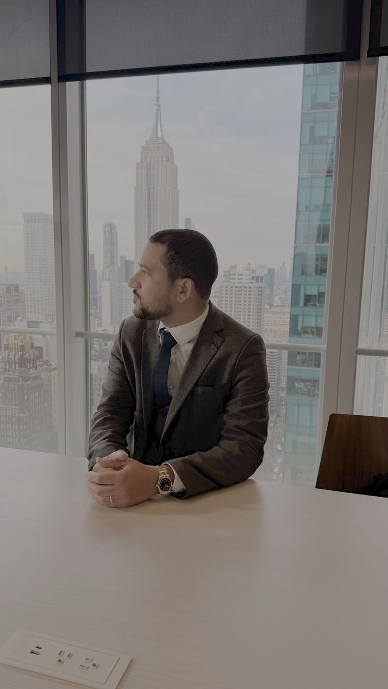 Prof. Dr. Paulo Monfort, CFP®, em escritório com vista para Nova York
