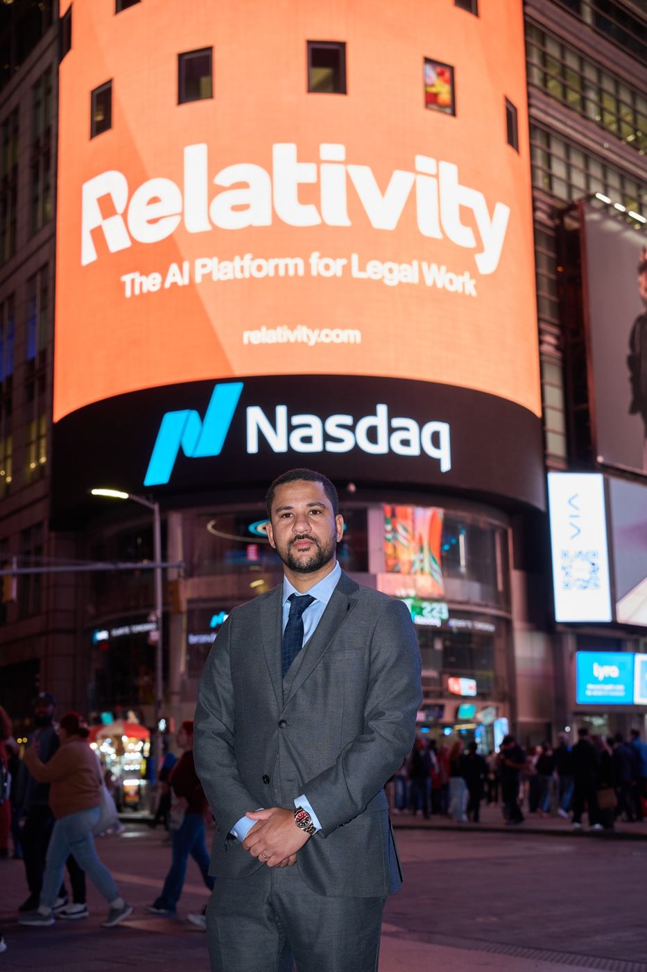 Paulo Monfort na Times Square, em frente ao painel da Nasdaq